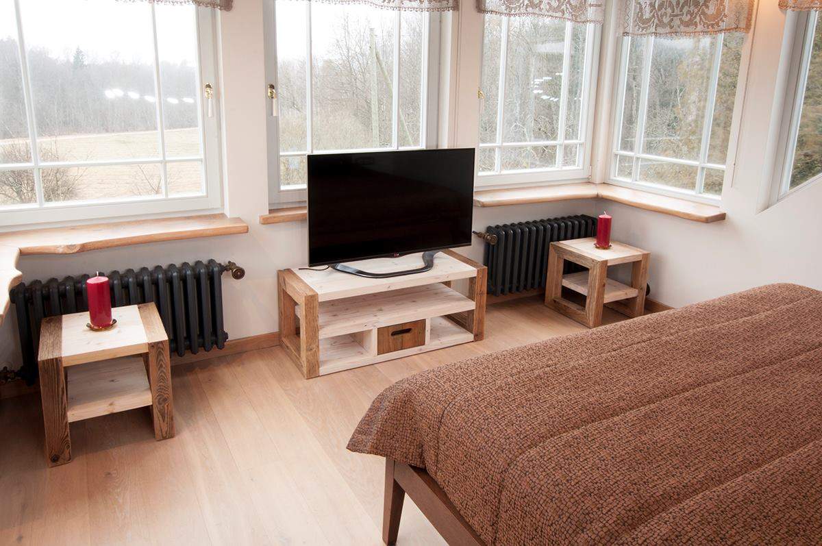 Taaskasutatud puidust TV-laud