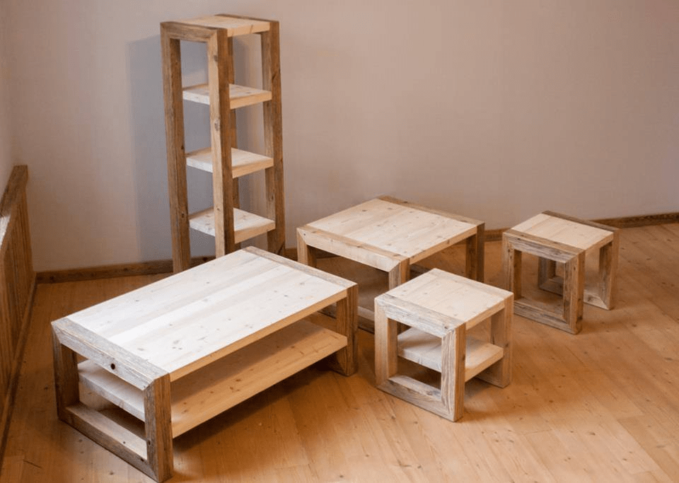 Taaskasutatud puidust riiul nelja riiuliboksiga