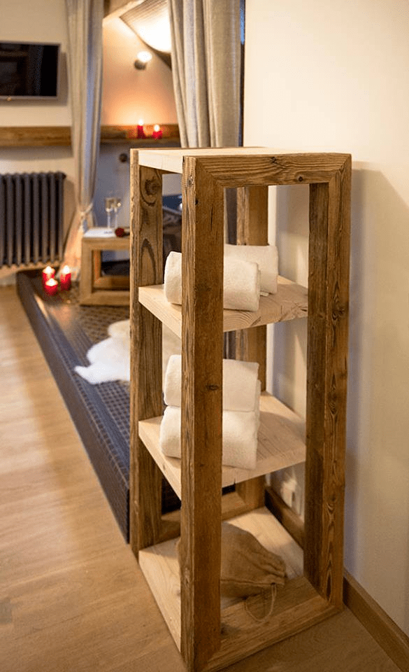 Taaskasutatud puidust riiul kolme riiuliboksiga