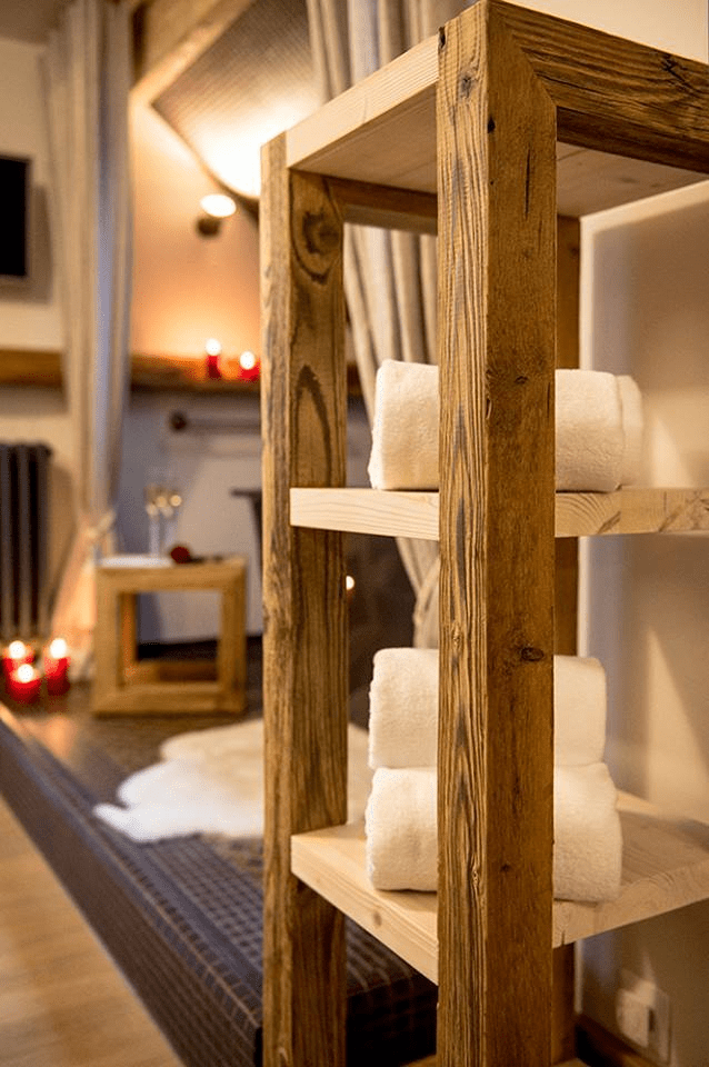 Taaskasutatud puidust riiul kolme riiuliboksiga