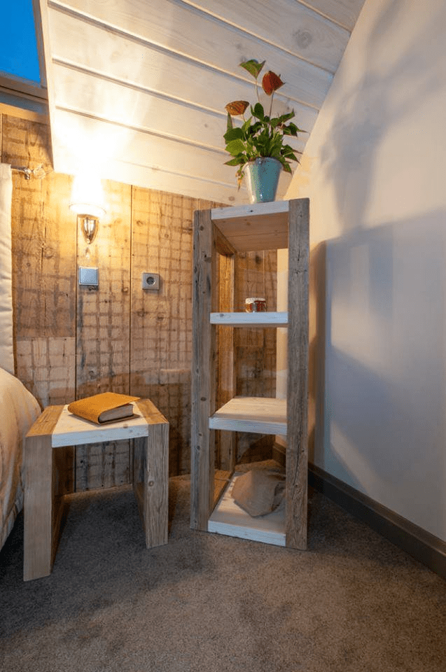 Taaskasutatud puidust riiul kolme riiuliboksiga