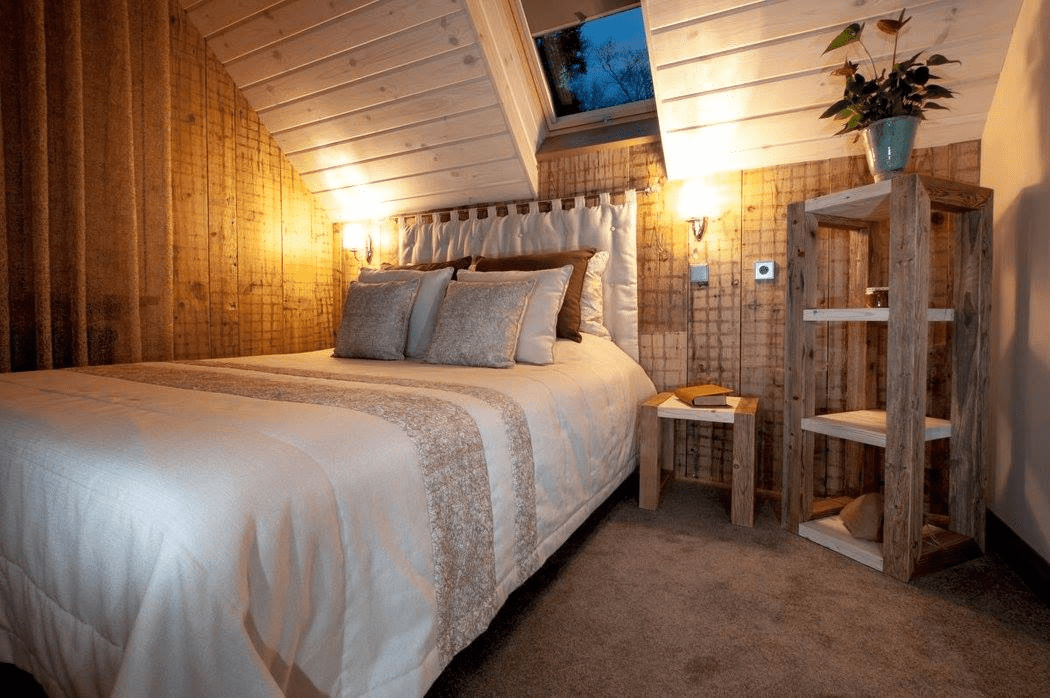 Taaskasutatud puidust riiul kolme riiuliboksiga