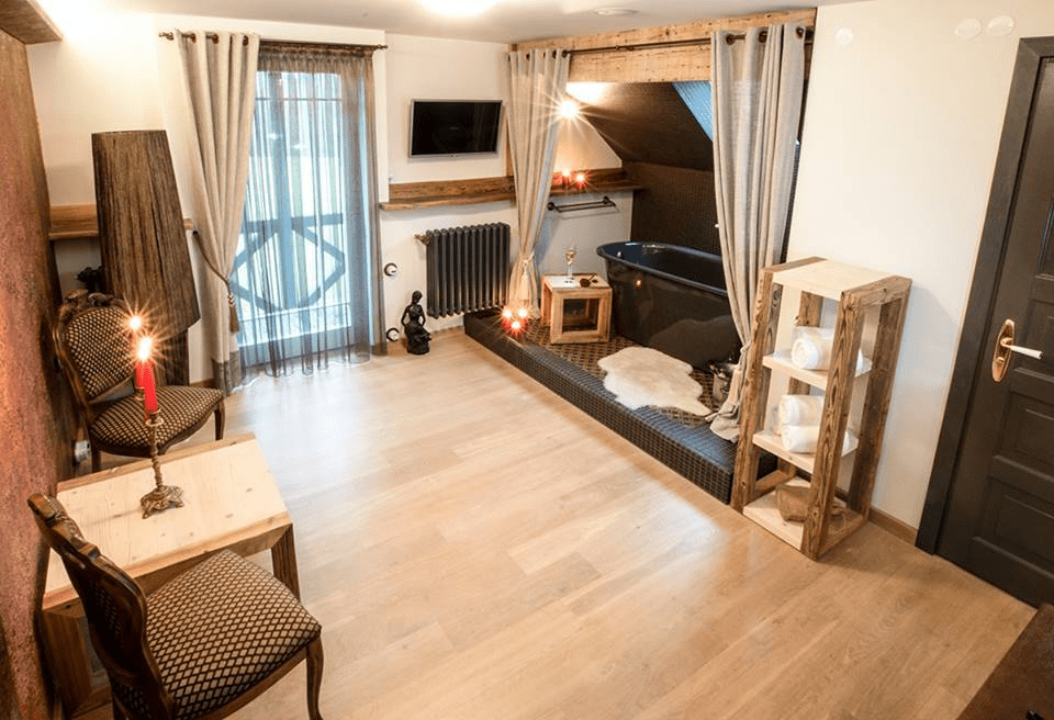 Taaskasutatud puidust riiul kolme riiuliboksiga