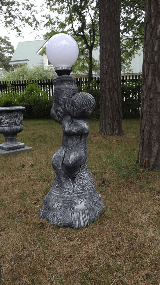 Kivist aialamp päikesepatareidega