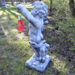 Skulptuur – aiavalgusti päikesepatareidega