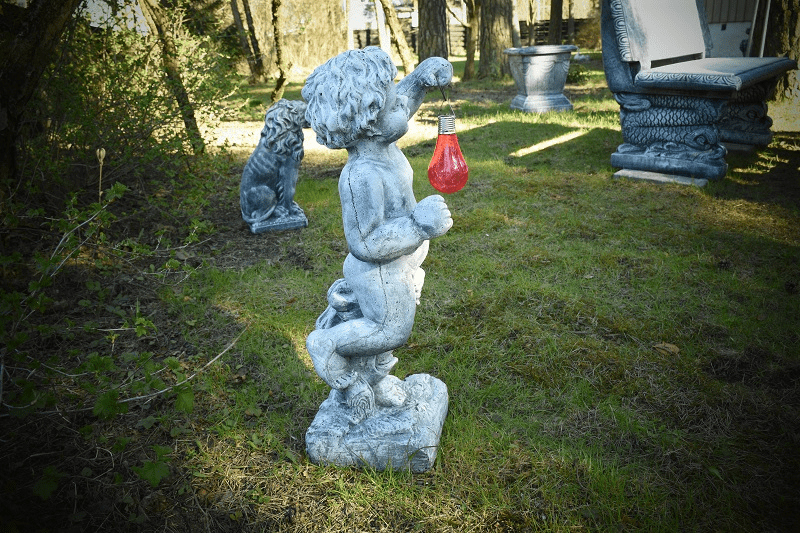 Skulptuur – aiavalgusti päikesepatareidega