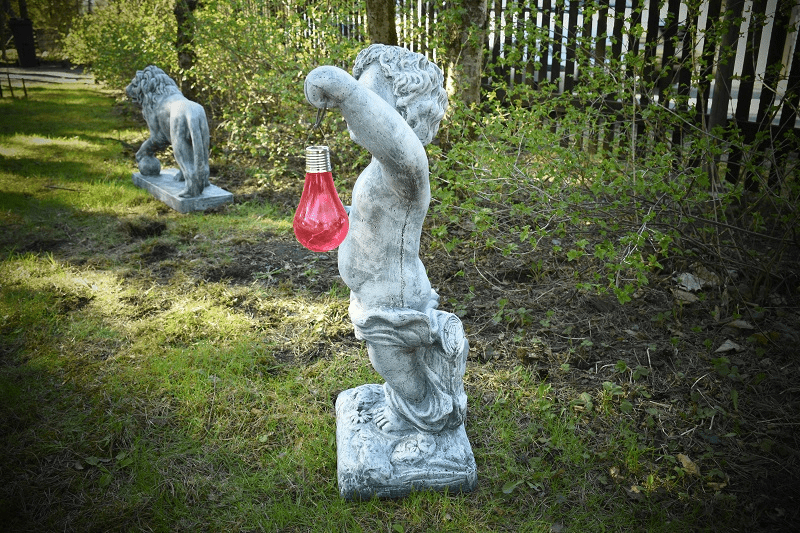 Skulptuur – aiavalgusti päikesepatareidega