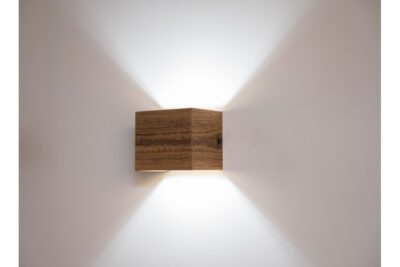 Taaskasutatud puidust seinavalgusti